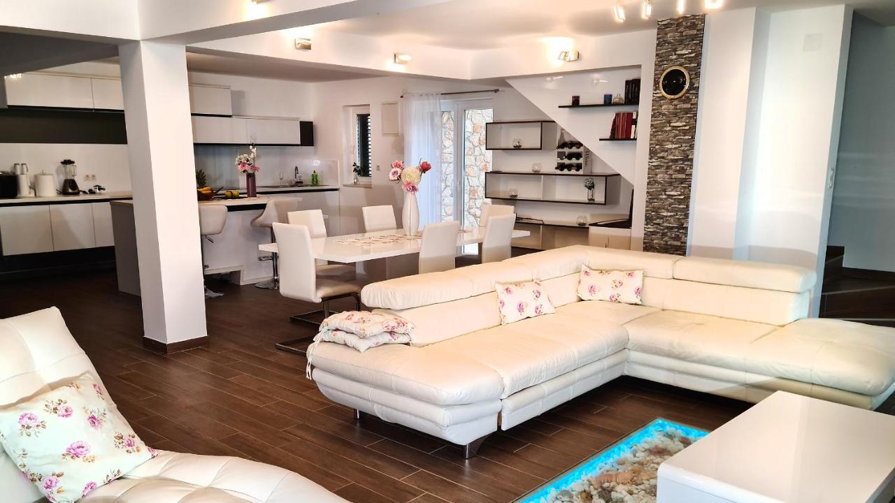 Villa Relax , With Seaview And Two Pools Near Beach Stari Grad Dış mekan fotoğraf